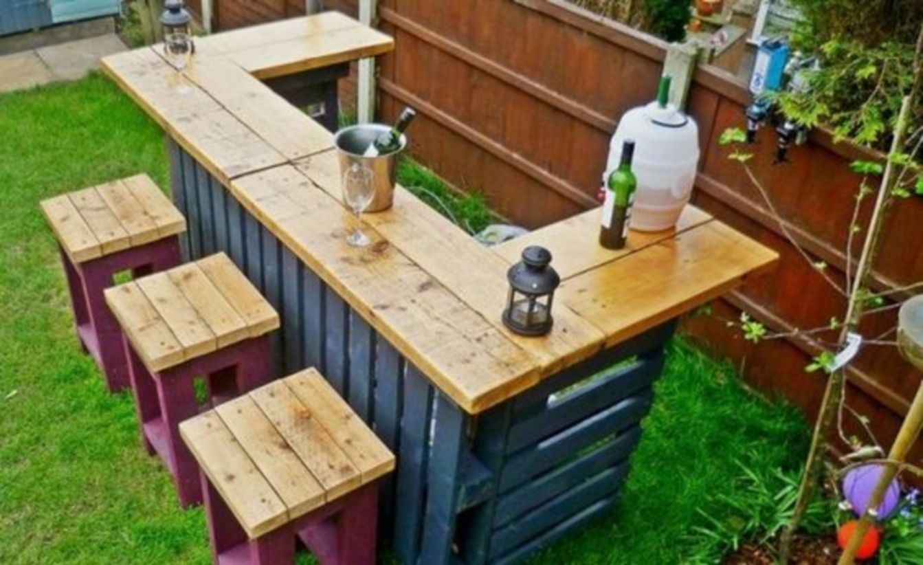 Make a garden bar out of wood pallet