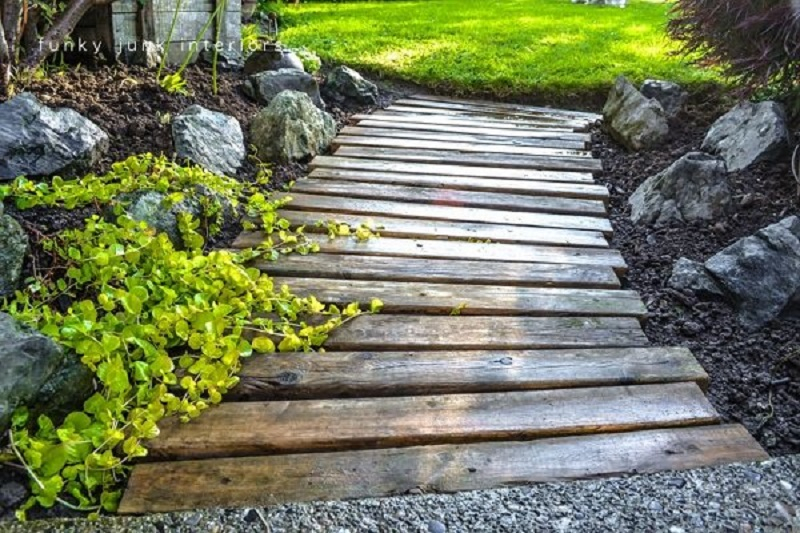 Pallet walkway