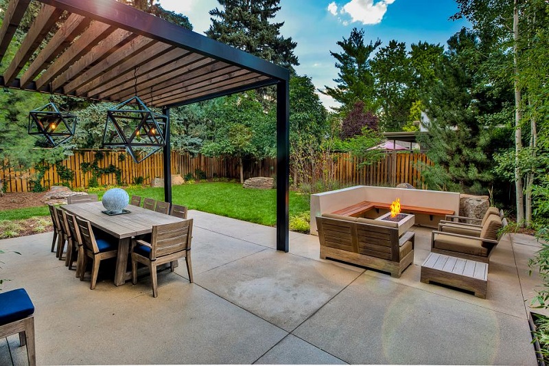 Outdoor dining and sitting area