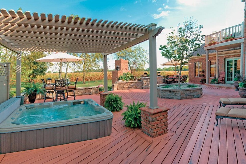 Pergola and privacy screen