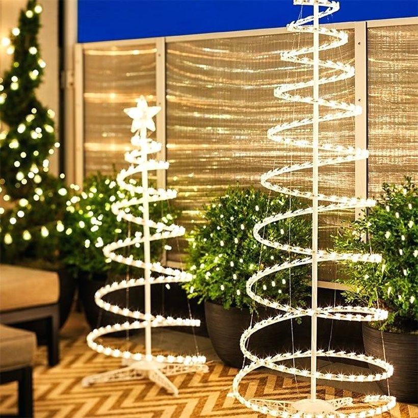 20 Fascinating DIY Christmas Balcony Decoration Ideas  GODIYGO.COM