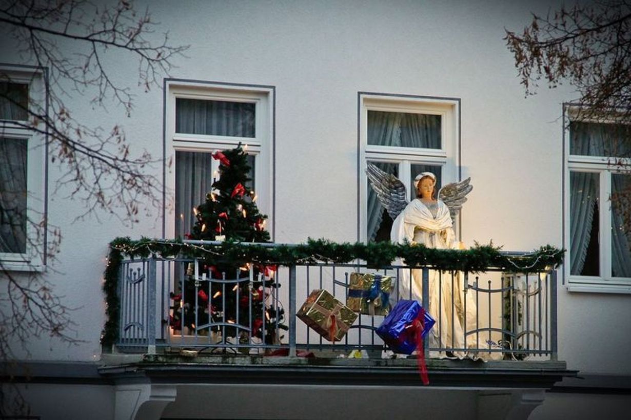 20 Fascinating DIY Christmas Balcony Decoration Ideas