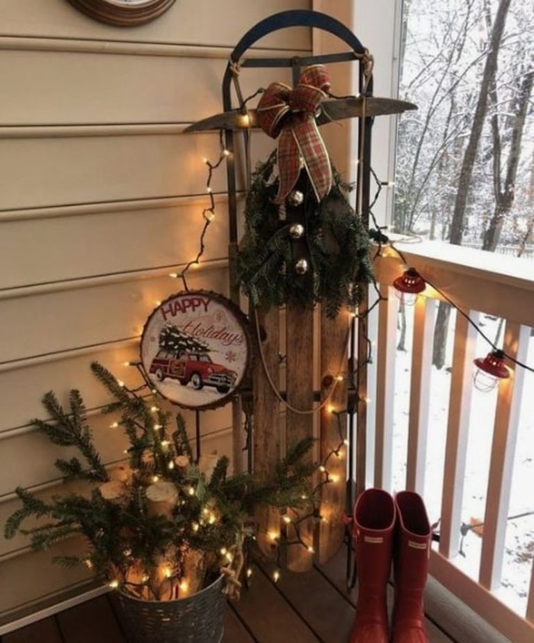 20 Fascinating Diy Christmas Balcony Decoration Ideas - Godiygo.com