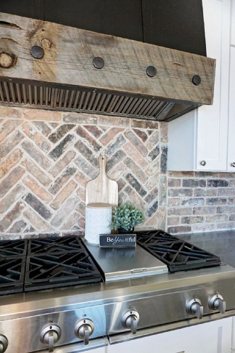 Neutral brick backsplash clad