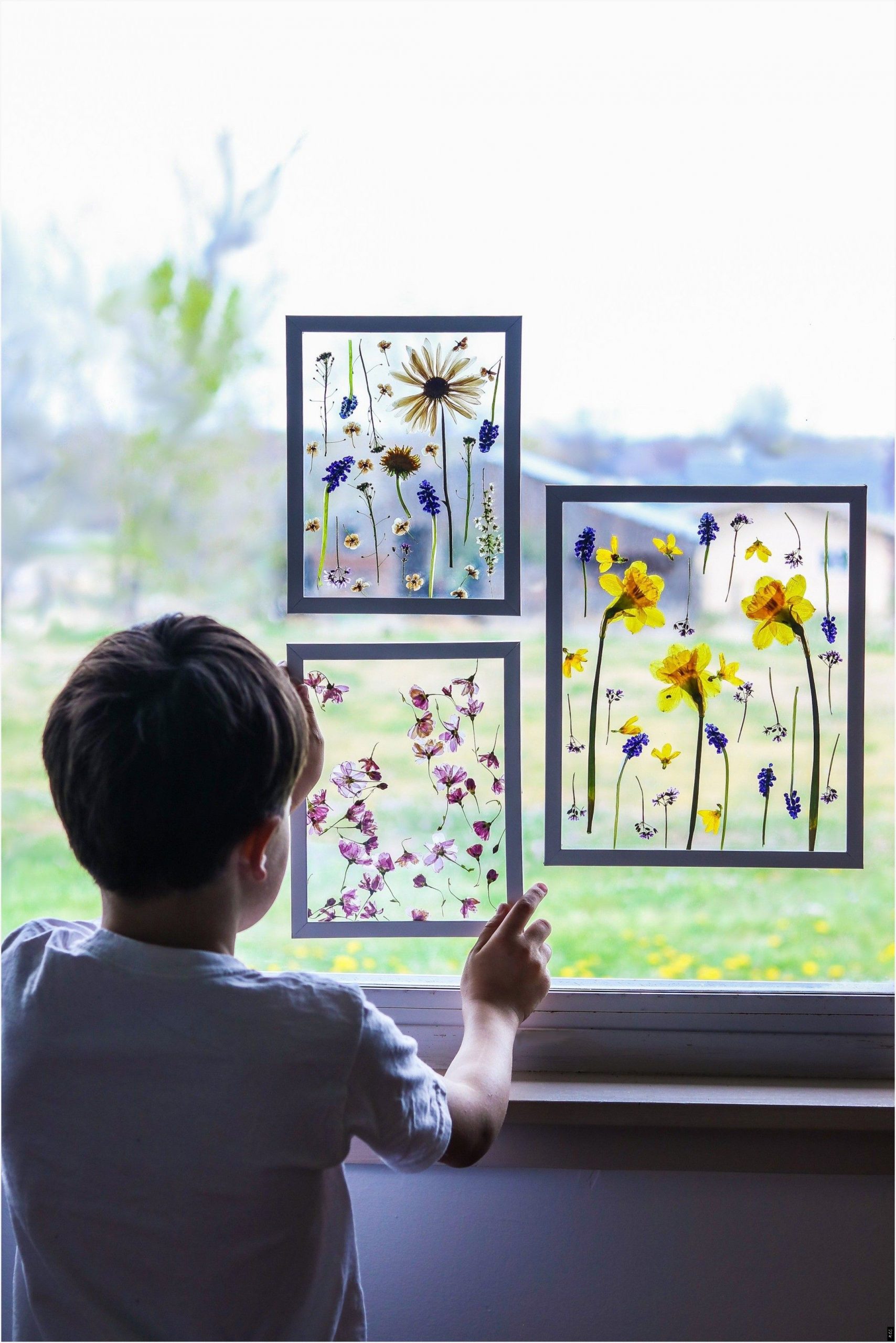 Framed pressed flower Charming DIY Pressed Flower Art Projects You Can Do In All Seasons