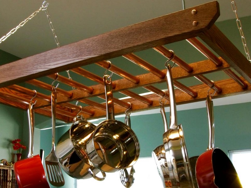 Hanging cookware on a rack