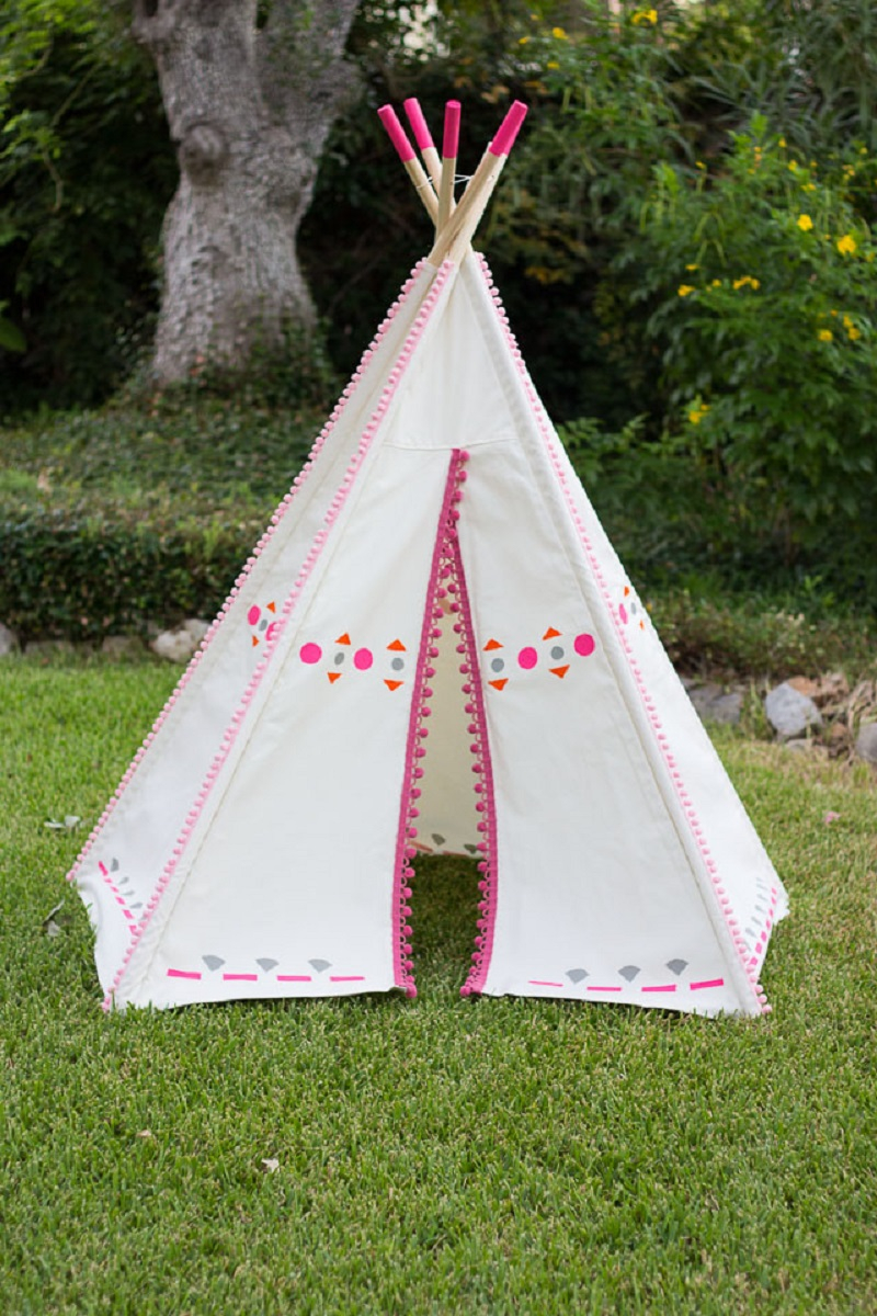 Pom pom teepee DIY Wild Teepee Ideas That You And Your Kids Feel So Funny To Stay