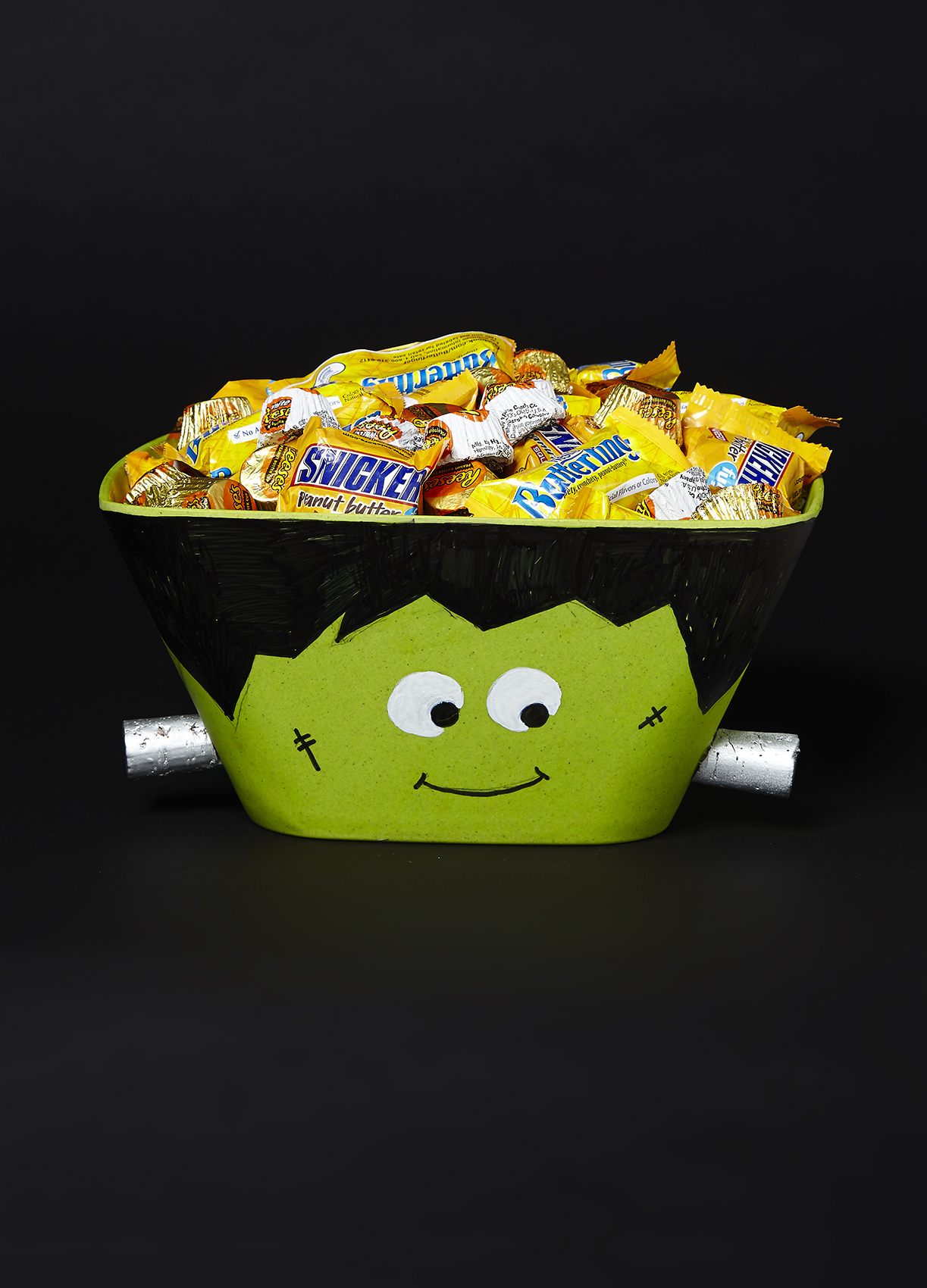 Frankenstein bowl DIY Halloween Candy Bowls You Can Serve For Halloween Treats