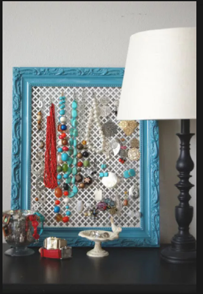 Picture frame jewellery holder Precocious DIY Ideas To Repurpose Old Picture Frames That Truly Functional And Inexpensive