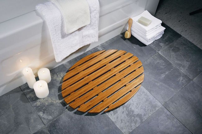 Bamboo bath mats DIY Spa-Like Bathroom Mat Ideas That Made Of Nature Materials.