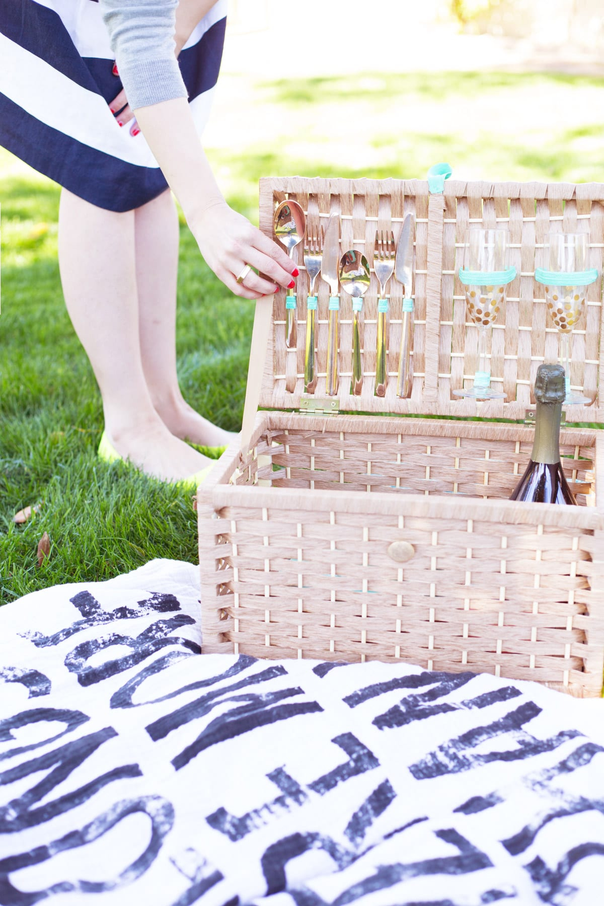 Diy picnic basket Unforgettable DIY Gift Ideas You Can Create For Someone Close To You