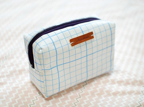 Diy toiletry bag with a leather tag DIY Indispensable Travel Bags You Can Create In A Weekend