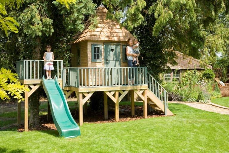 Diy treehouse DIY Garden Ideas To Serve A Playhouse For Your Family Member