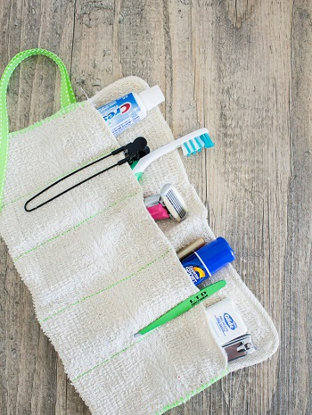 Diy washcloth travel kit for toothbrushes DIY Indispensable Travel Bags You Can Create In A Weekend