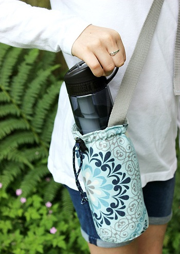 Diy water bottle carrier with a grommet Chic DIY Water Bottle Totes And Slings For Your Daily Activities And Exercise