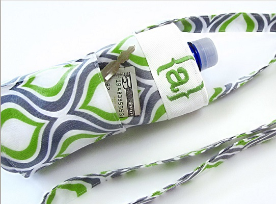 Diy water bottle carrier with and additional pocket Chic DIY Water Bottle Totes And Slings For Your Daily Activities And Exercise