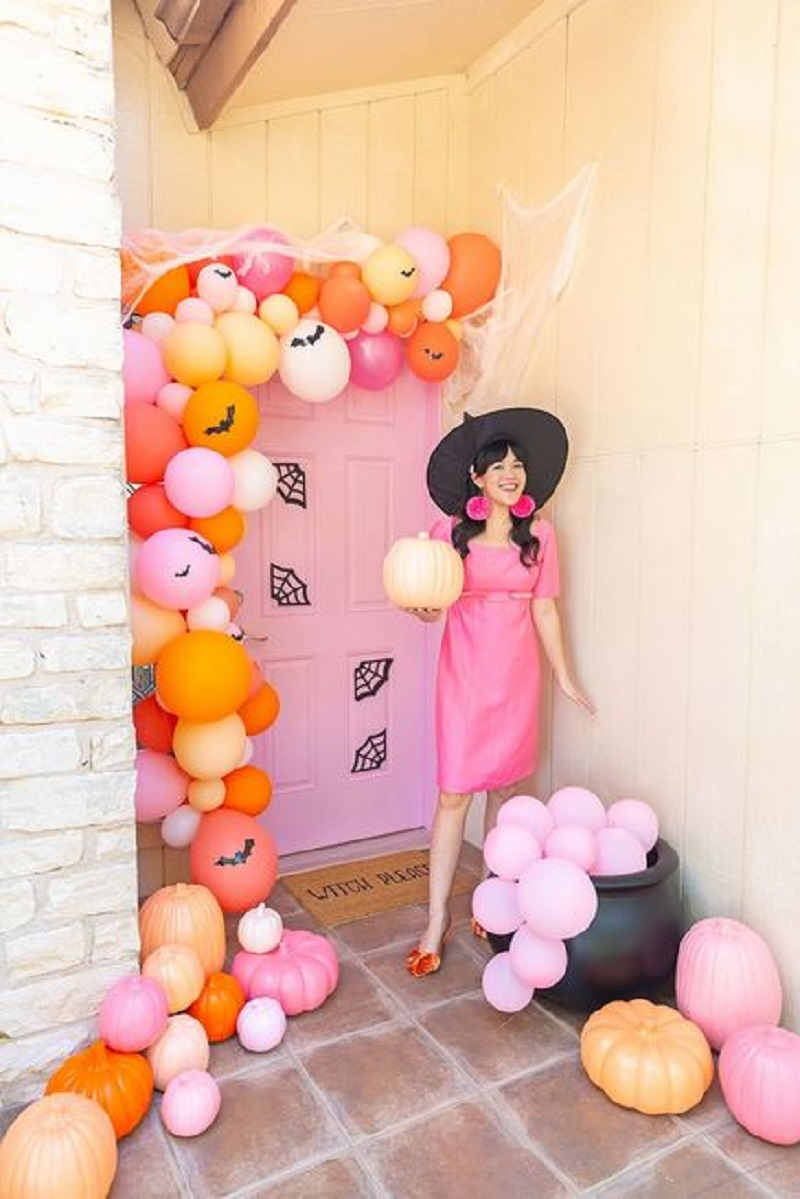 Front door decoration with balloons