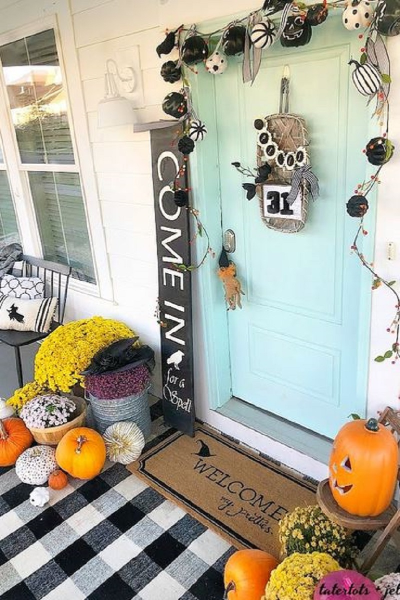 Fun front decor in farmhouse feel