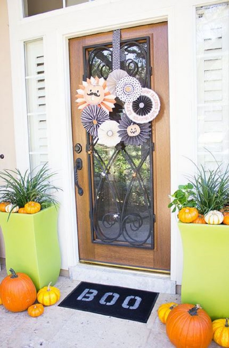 Pretty paper door for halloween