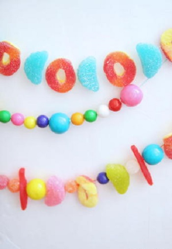 Candy garland DIY Amusing Garland Ideas For Brightening Any Space In Your Home