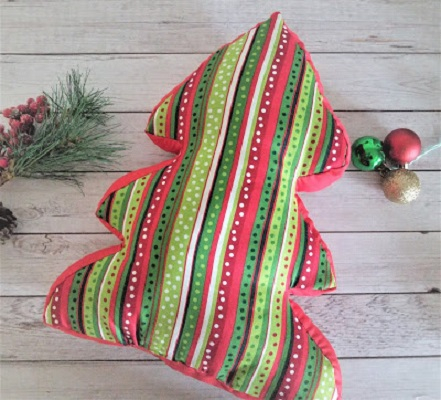 DIY Adorable Christmas Pillows To Liven Up Your Home This Year