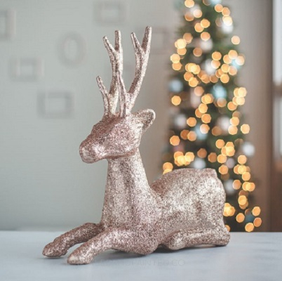 Diy rose gold glitter reindeer DIY Rose Gold Christmas Décor Projects To Bring Glam And Shine To Your Holidays