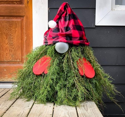 Evergreen christmas gnome Homemade Outdoor Decoration Ideas To Complete Your Christmas Celebration