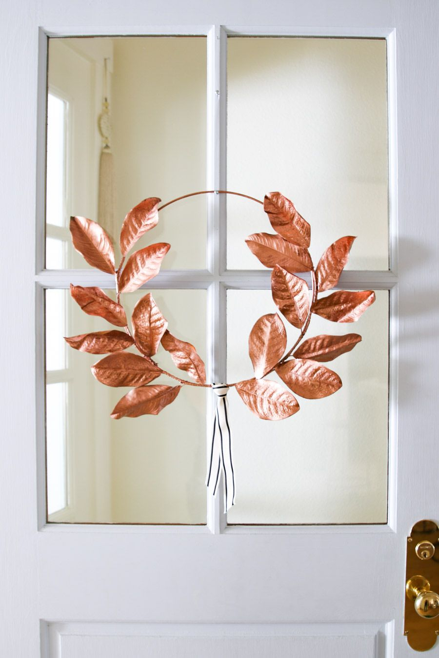 Minimalist rose gold wreath DIY Rose Gold Christmas Décor Projects To Bring Glam And Shine To Your Holidays