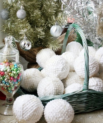 Snowballs from bedspreads DIY Ideas From Recycled Materials To Create Amazing Christmas Decoration