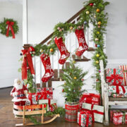 Staircase christmas decoration ideas to get super cool look