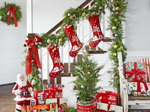 Staircase christmas decoration ideas to get super cool look