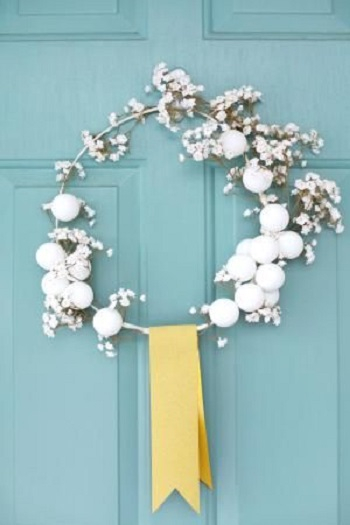 White winter wreath Conspicuous DIY Christmas Wreaths To Offer You A Captivating Decoration