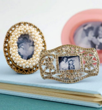 Small diy jeweled frames Shattering Creative Ideas To Repurpose Vintage Jewelry