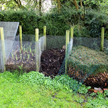 Wire fence compost bin DIY Compost Bin Plans You Can Do For Your Garden