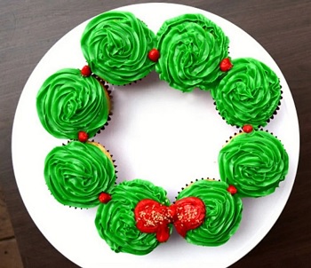 DIY Marvelous Edible Wreaths For Inspiring Christmas Decor