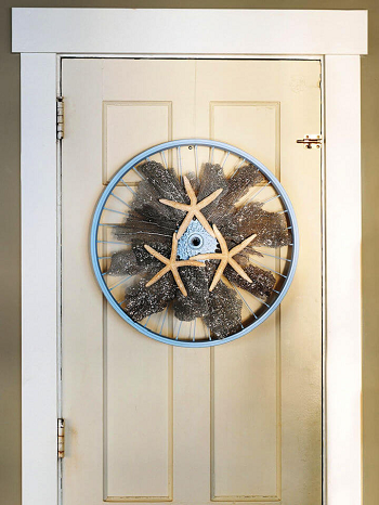 Bicycle wheel wreath Upcycling Ideas From Old Bike Wheels With A Touch Of Awesomeness