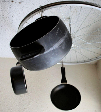 Diy bicycle wheel pots and pans rack Upcycling Ideas From Old Bike Wheels With A Touch Of Awesomeness