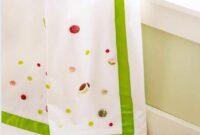 Decorative curtain with buttons