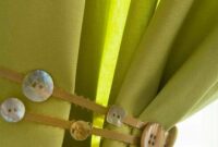 Simple curtain catcher