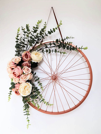 Wheel dangling art for entrance door Upcycling Ideas From Old Bike Wheels With A Touch Of Awesomeness