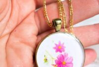 Flower resin pendant