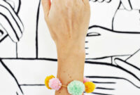 Pom-pom bracelet diy