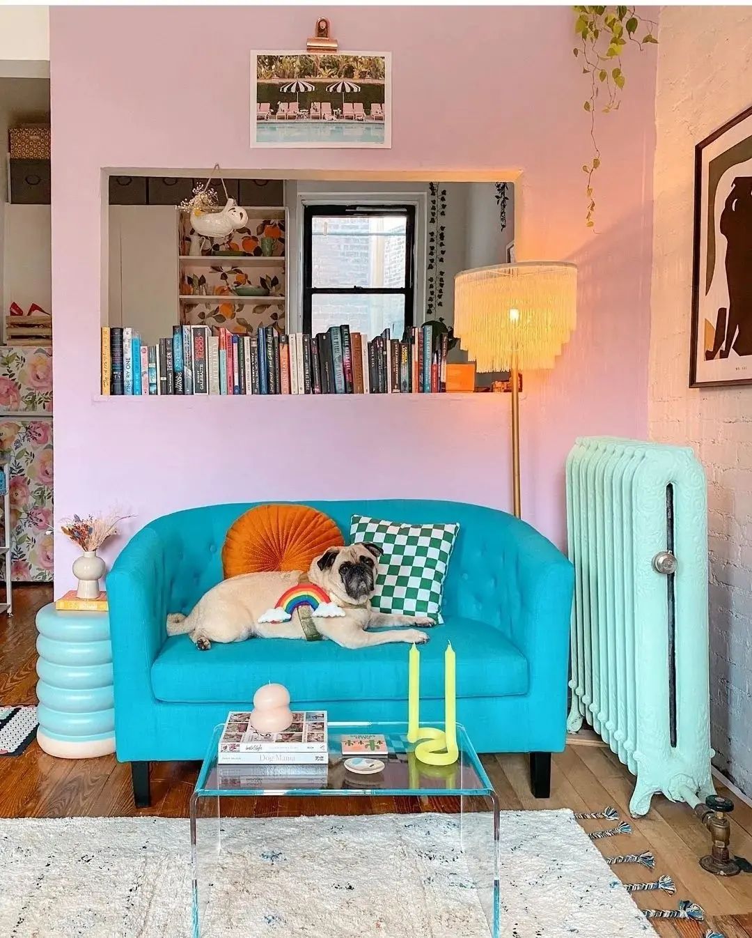 The color combination of this living room is such a great one. The color choice can represent the cute decoration really well. 