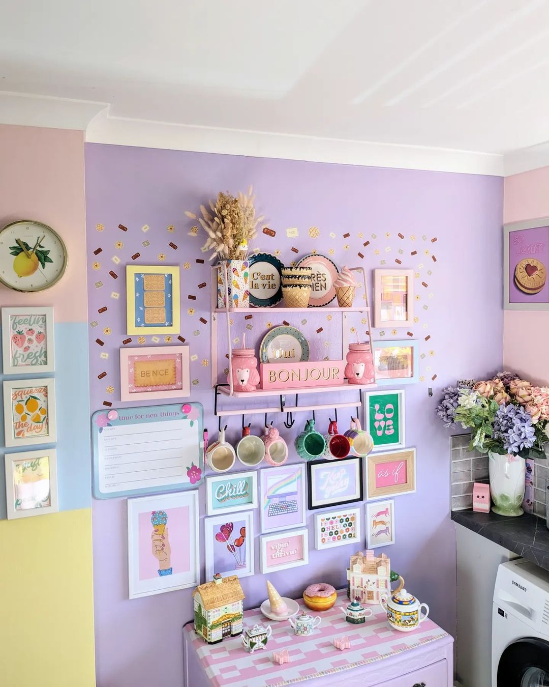 Look at how cute the playful accessories are in this room. Not only the shape but also the colors and details. 